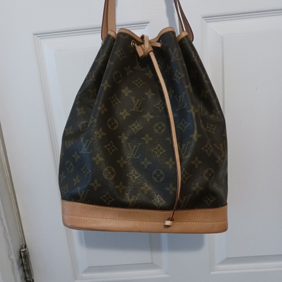 (AUTHENTICATED)Louis Vuitton Shoulder Bag - Picture 2 of 10